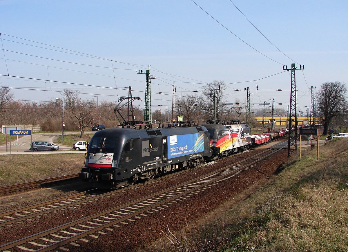 ES64U2 067 mit  ETCS Trainguard  Beklebung und ES64U2 060 mit  25 Jahre Deutsche Wiedervereinigung  Beklebung mit einem verschneite Güterzug in Richtung Hegyeshalom kurz nach Bf. Komárom.
24.03.2018.