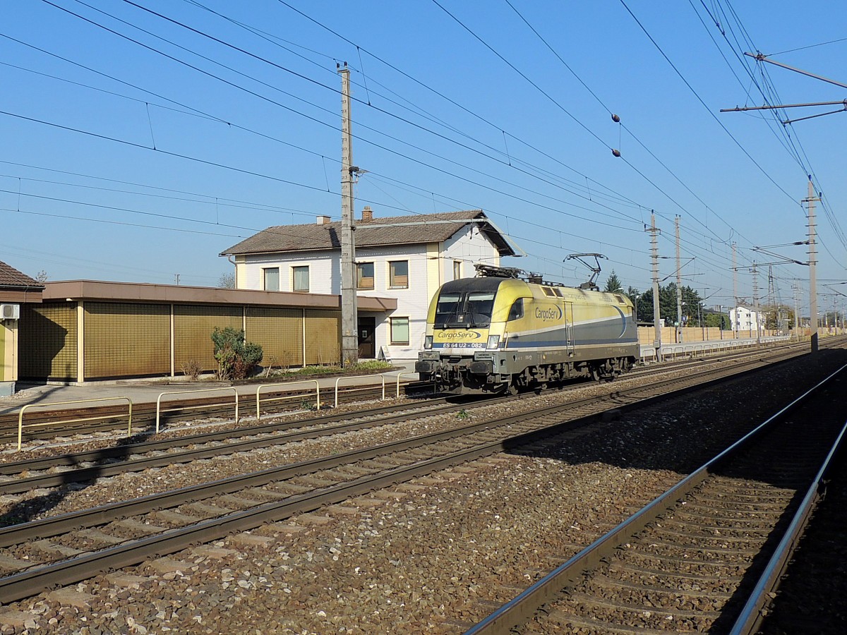 ES64U2-82(CargoServ) braust als Lokzug durch den Bhf. Marchtrenk in Richtung Salzburg; 141104