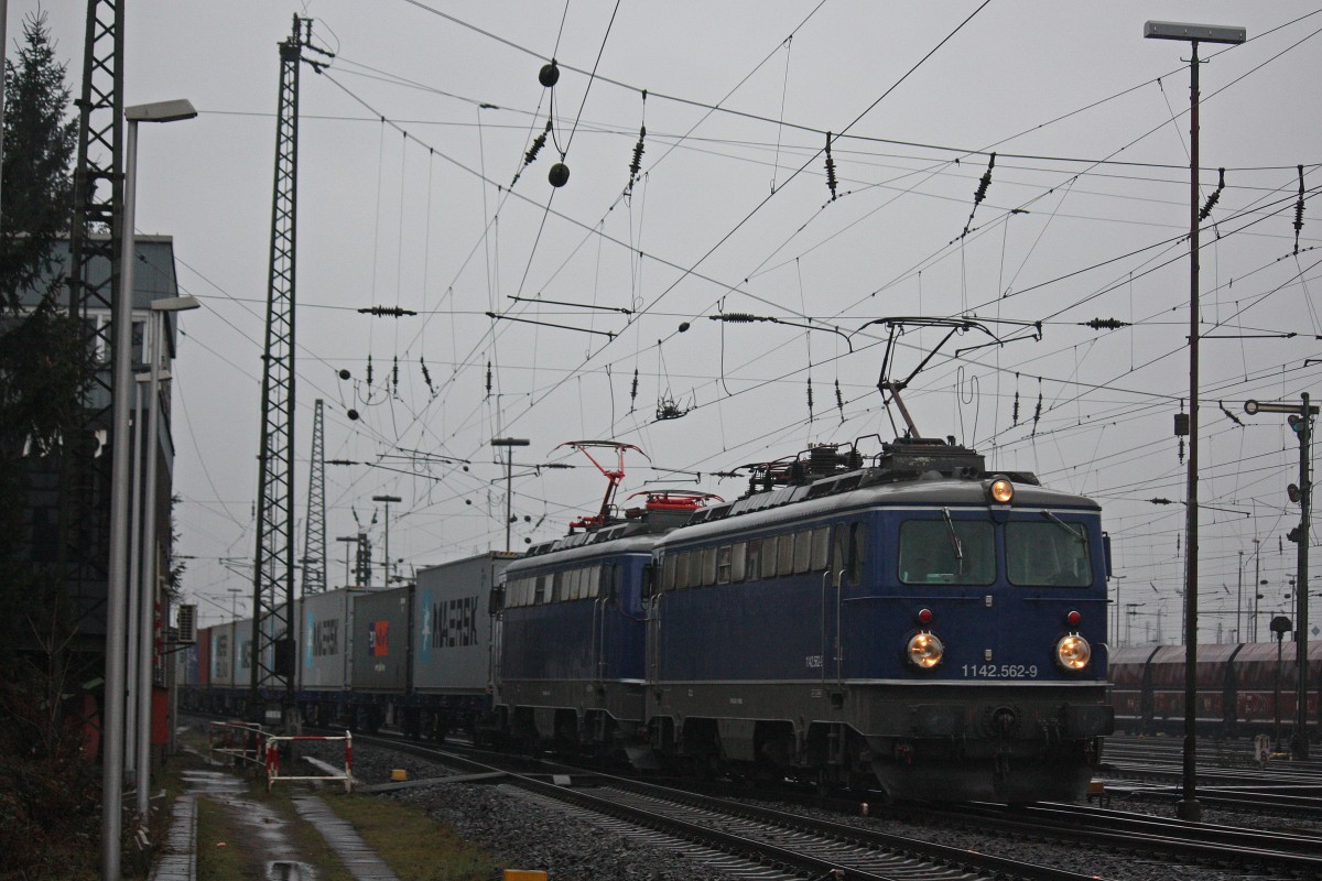 ESG 1142.562+1142 578 am 9.3.13 mit einem Containerzug in Oberhausen-West.