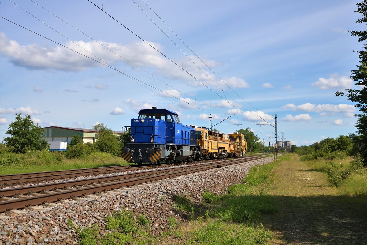 ESG Vossloh G1206 (275 117-0) mit Gleisbaufahrzeugen in Waghäusel (Baden Württemberg) am 31.05.20