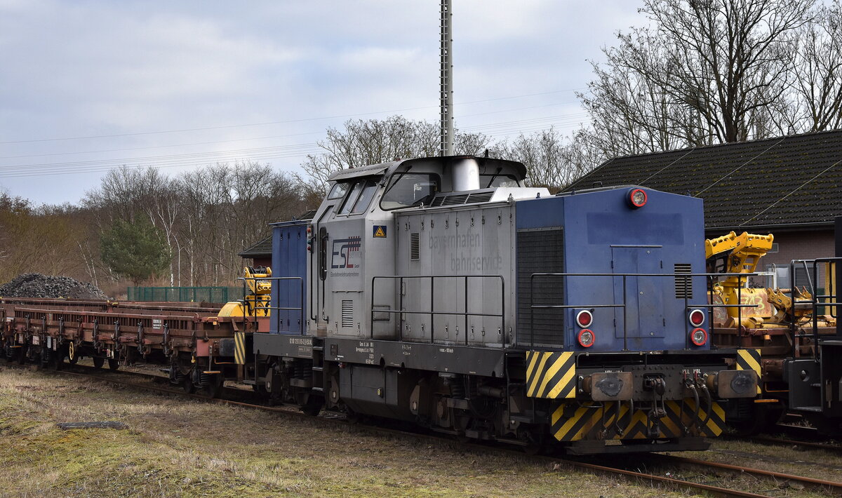 ESL GmbH, Lübbenau (Spreewald) mit ihrer  293 515-3  [NVR-Nummer: 92 80 1293 515-3 D-ESLNL] steht mit einem Gleisbauzug am Rande des Bahnhof Rathenow abgestellt, 21.02.24 