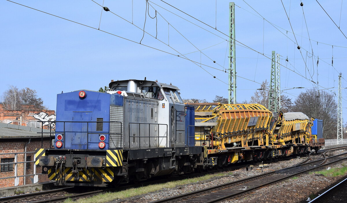 ESL GmbH, Lübbenau (Spreewald) mit ihrer  293 515-3  [NVR-Nummer: 92 80 1293 515-3 D-ESLNL] mit zwei P&T MFS Materialförder- und Silowagen - Materialwagen der Fa. MGW aus Berlin am Haken am 19.03.24 Vorbeifahrt Bahnhof Magdeburg-Neustadt.