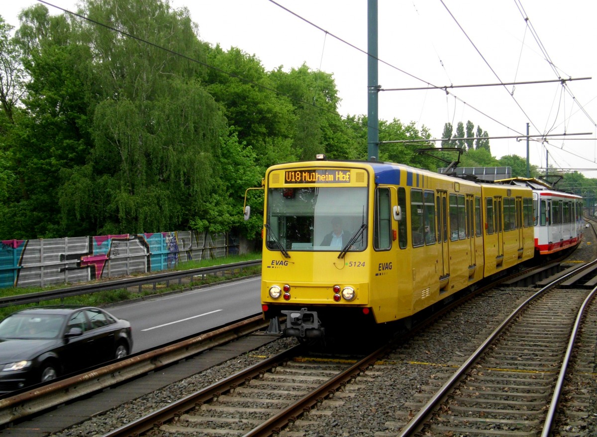 Essen: Die U18 nach Mülheim an der Ruhr Hauptbahnhof im U-Bahnhof Essen Rosendeller Straße.(26.4.2014)
