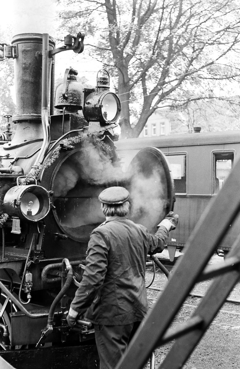  Essen ist fertig...  (Scherz) ...7.10.1981, Während des Jubiläums „100 Jahre Sächsische Schmalspurbahnen“ findet auf dem Bahnhof Radeburg ein Fest statt. Die Lokomotive 132 der K.Sä.Sts.E.B. ist mit ihrem Sonderzug eingetroffen und wird jetzt vor dem Schuppen entschlackt.