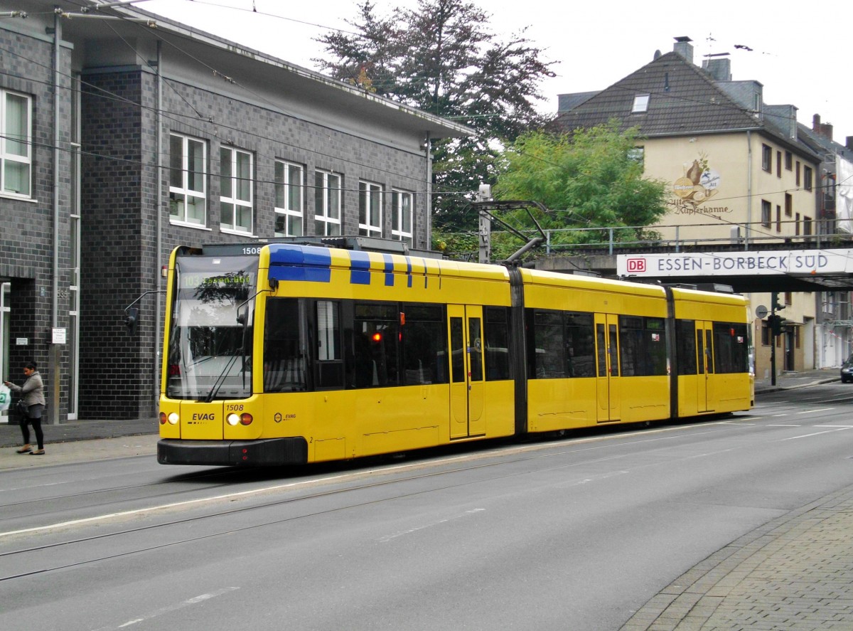  Essen: Stra�enbahnlinie 103 nach Essen Haupptbahnhof am S-Bahnhof Essen-Borbeck S�d.(5.10.2013)   