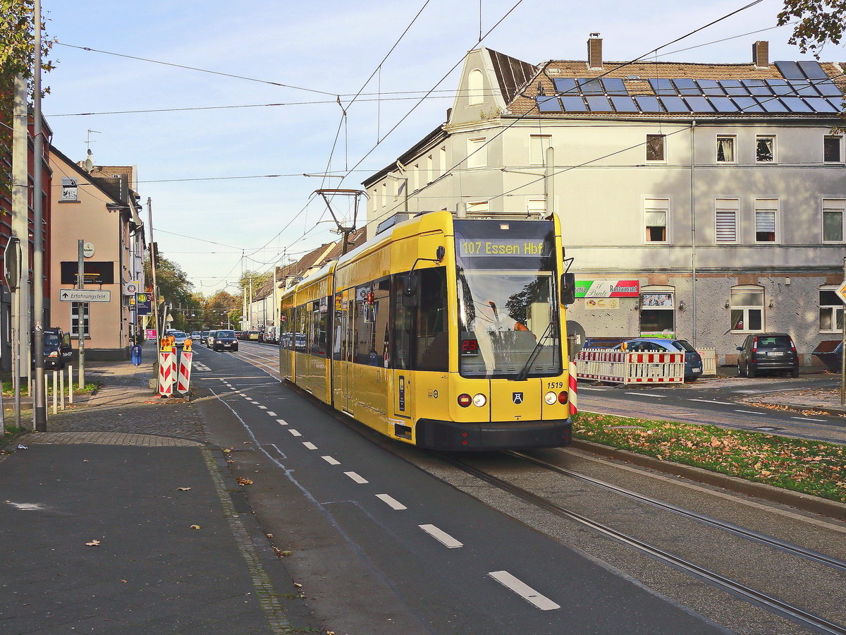 Essen: Straßenbahnlinie 107 mit einem Stadtbahnwagen 1519 nach Essen Hbf.  an der  Station Zeche Zollverein am 26. Oktober 2019.