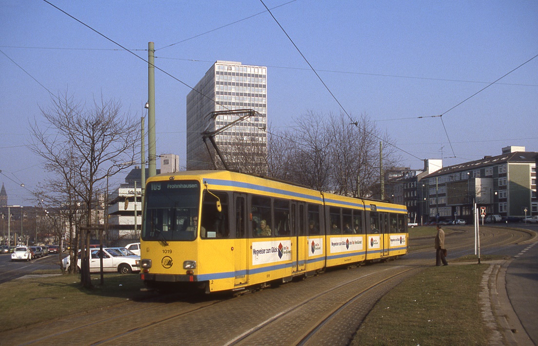 Essen Tw 1019 in der Ottiliestraße, ehemaiger Verlauf der Linie 109 (1991 aufgegeben), 09.03.1987.