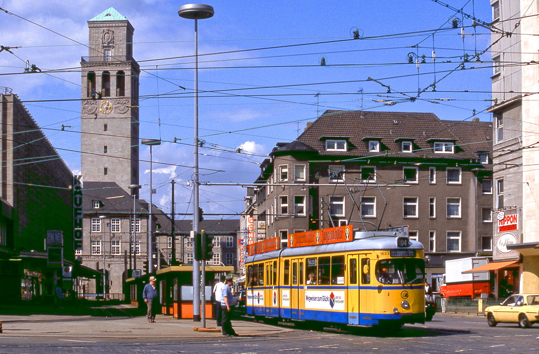 Essen Tw 1623 hat auf der damals noch durchgehend betriebenen Mischline 104 den Berliner Platz in Mlheim erreicht. Das Gleis links war normalspurig und diente den Duisburger Wagen zum Wenden mittels Blockumfahrung. Aufnahme vom 20.08.1988.