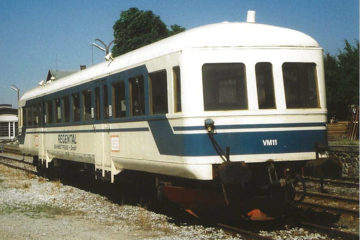 Esslinger-Beiwagen VM 11 vor der Fahrzeughalle in Lam im Sommer 1995.