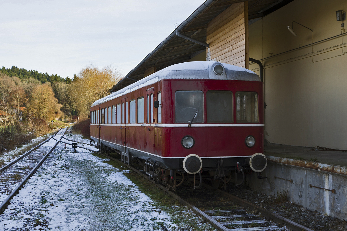 Esslinger Schienenbus der Chiemgauer Lokalbahn im Bahnhof Amerang am 04.12.2013.

Hersteller: Esslinger Maschinenfabrik
Fabriknummer: 23499
Baujahr: 1952
Betreibernr. VT 103
Vmax (km/h): 90
Leistung: 2 x 145 PS
Leergewicht (t): 32
max. Achlast (t): 8
LüP (mm): 23.530

Bildrechte: IKM; Chiemgauer Lokalbahn