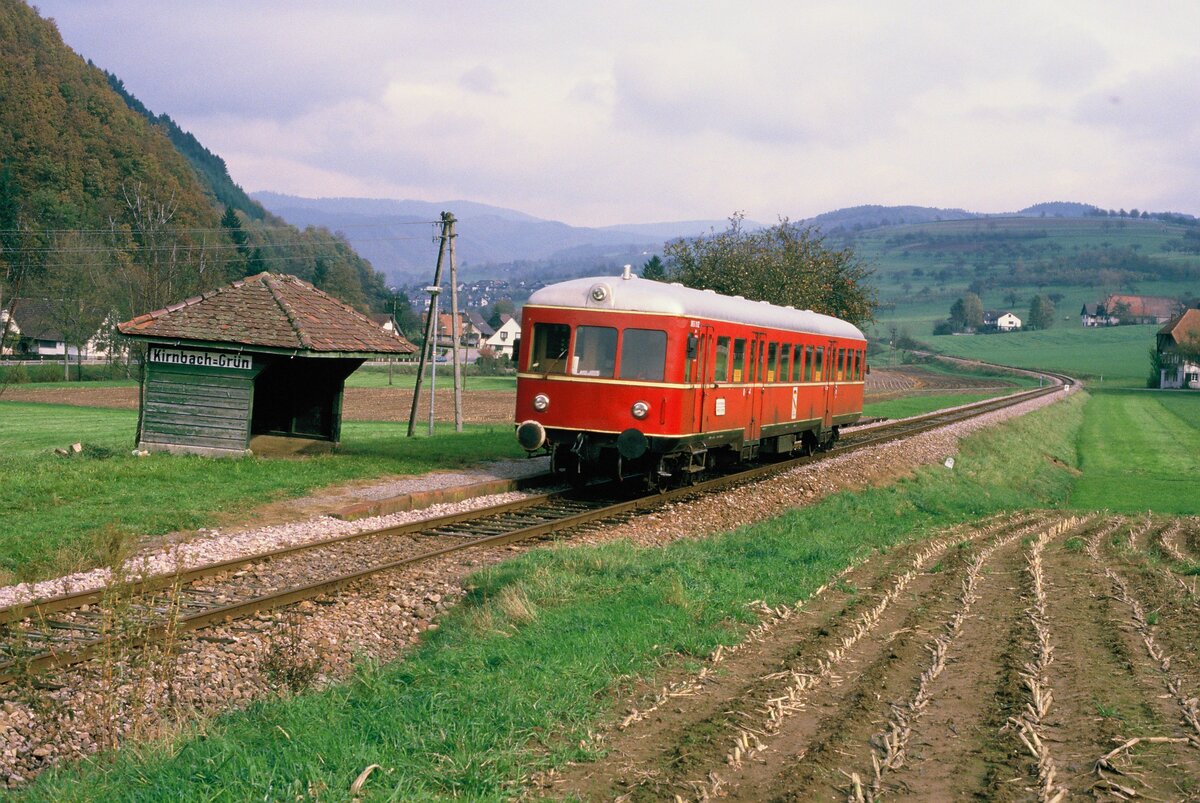 Esslinger VT 102 (erste Serie) auf der Harmersbachtalbahn bei der Haltestelle Kirnbach-Grün. 
Dort ging noch alles sehr ländlich zu (29.10.1986) 
