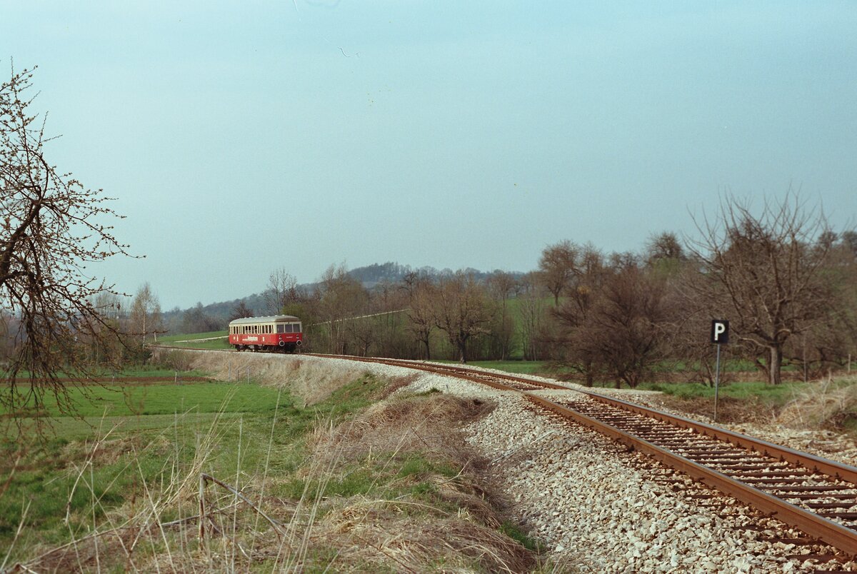 Esslinger VT 403 aus der ersten Serie der Esslinger Schienenbusse ( zuvor T20 ), auf der Tälesbahn.