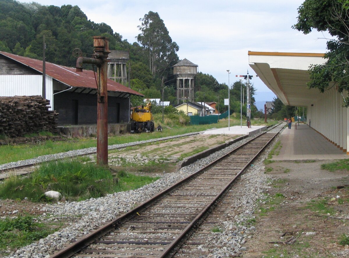 Estacion Trenes Puerto Varas Baujahr 1913 im Januar 2006. Im Jahr 2007 stellte der Bahnhof den Personenverkehr ein, da der Regionalverkehr Victoria-Puerto Montt eingestellt wurde.
Hier spürt man noch den Hauch der Dampflok.