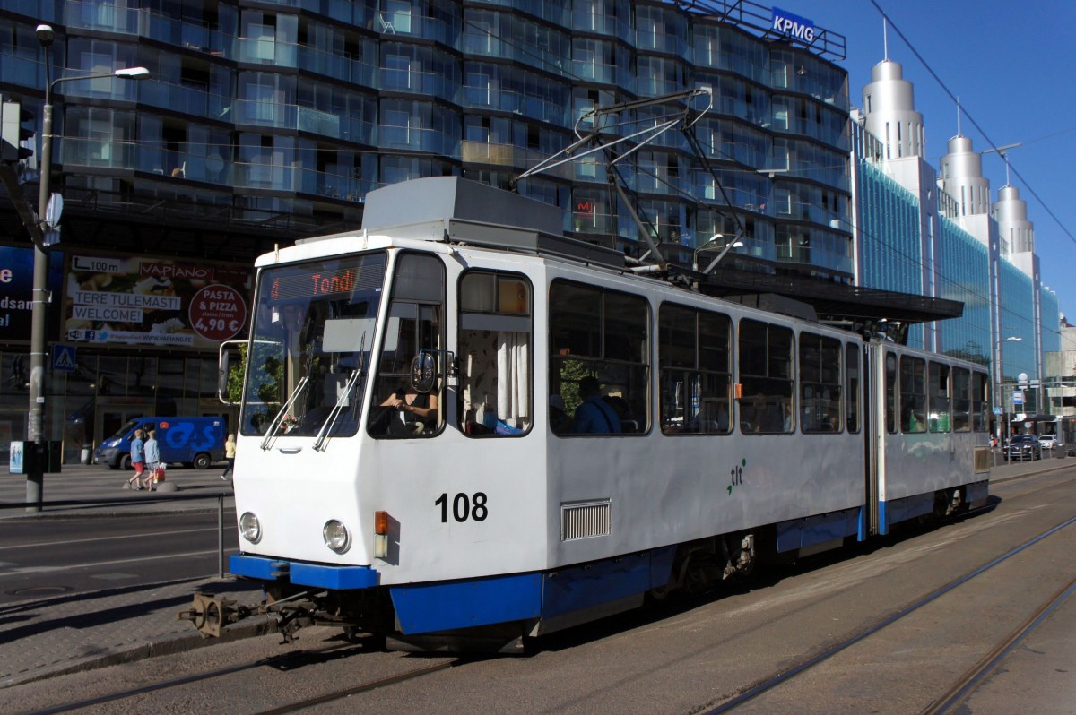 Estland / Straenbahn Tallinn: KT4SU - Wagen 108 unterwegs als Linie 4. Aufgenommen im Juli 2013 an der Haltestelle  Hobujaama  in der Stadtmitte von Tallinn.