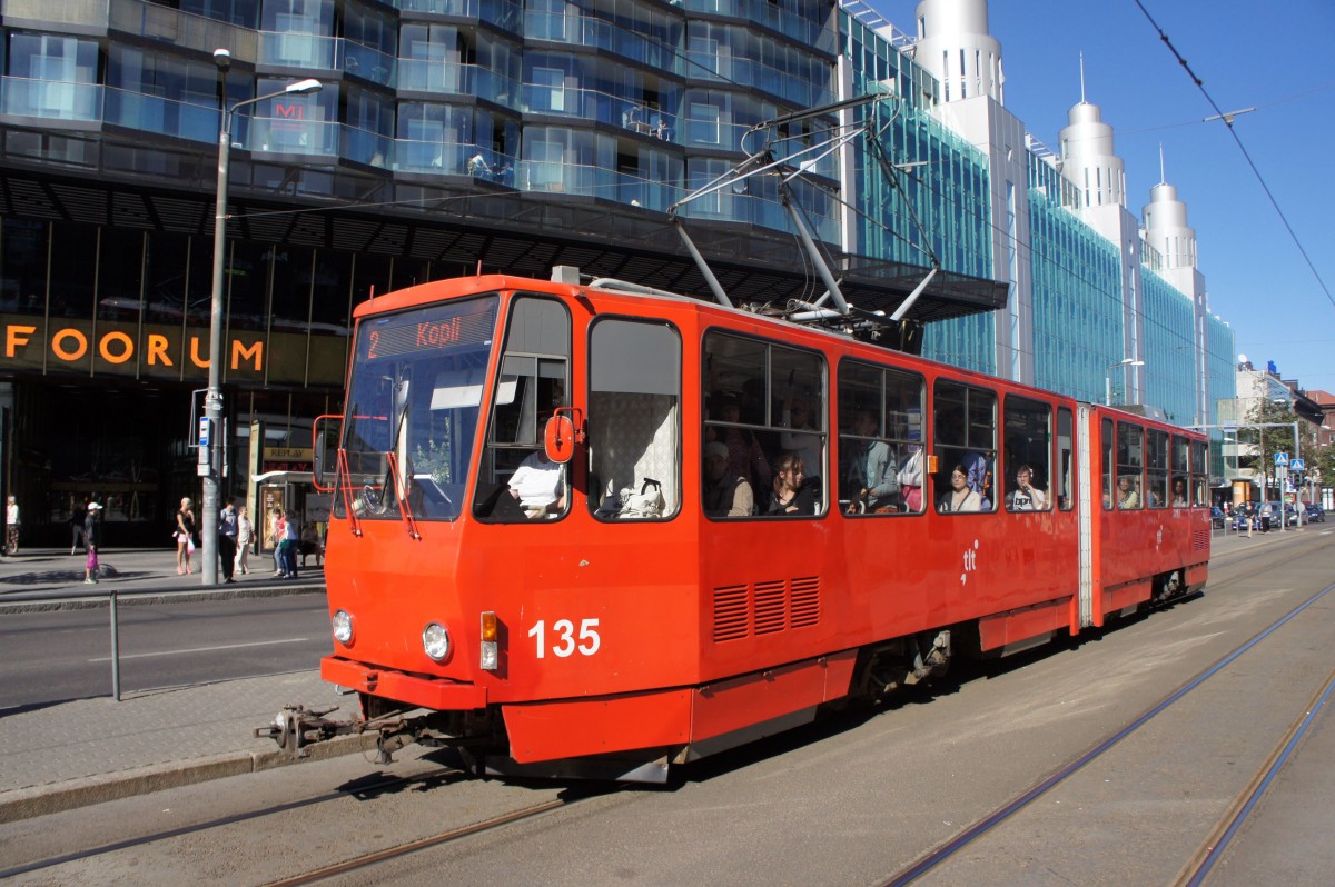 Estland / Straßenbahn Tallinn: KT4D - Wagen 135 (ehemals Cottbus) unterwegs als Linie 2. Aufgenommen im Juli 2013 an der Haltestelle  Hobujaama  in der Stadtmitte von Tallinn.