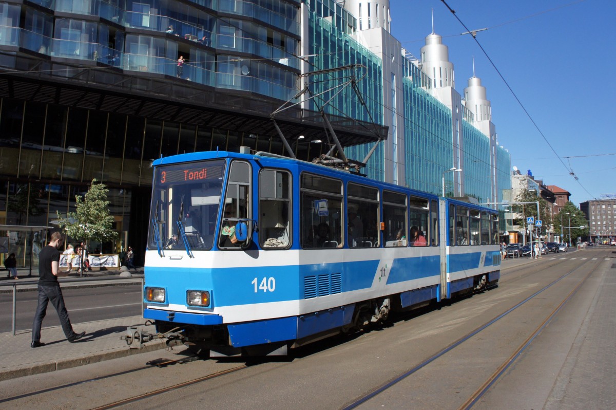 Estland / Straßenbahn Tallinn: KT4D - Wagen 140 (ehemals Gera) unterwegs als Linie 3. Aufgenommen im Juli 2013 an der Haltestelle  Hobujaama  in der Stadtmitte von Tallinn.