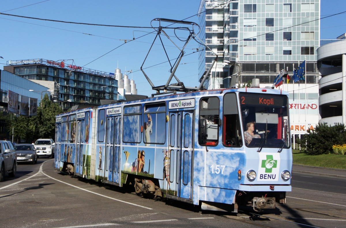 Estland / Straßenbahn Tallinn: KT4D - Wagen 157 (ehemals Erfurt) unterwegs als Linie 2. Aufgenommen im Juli 2013 am Platz  Viru väljak  in der Stadtmitte von Tallinn.
 