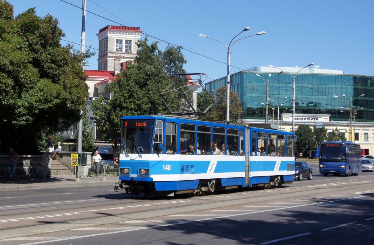 Estland / Straßenbahn Tallinn: KT4D - Wagen 140 (ehemals Gera) unterwegs als Linie 3. Aufgenommen im Juli 2013 am Platz  Viru väljak  in der Stadtmitte von Tallinn. 