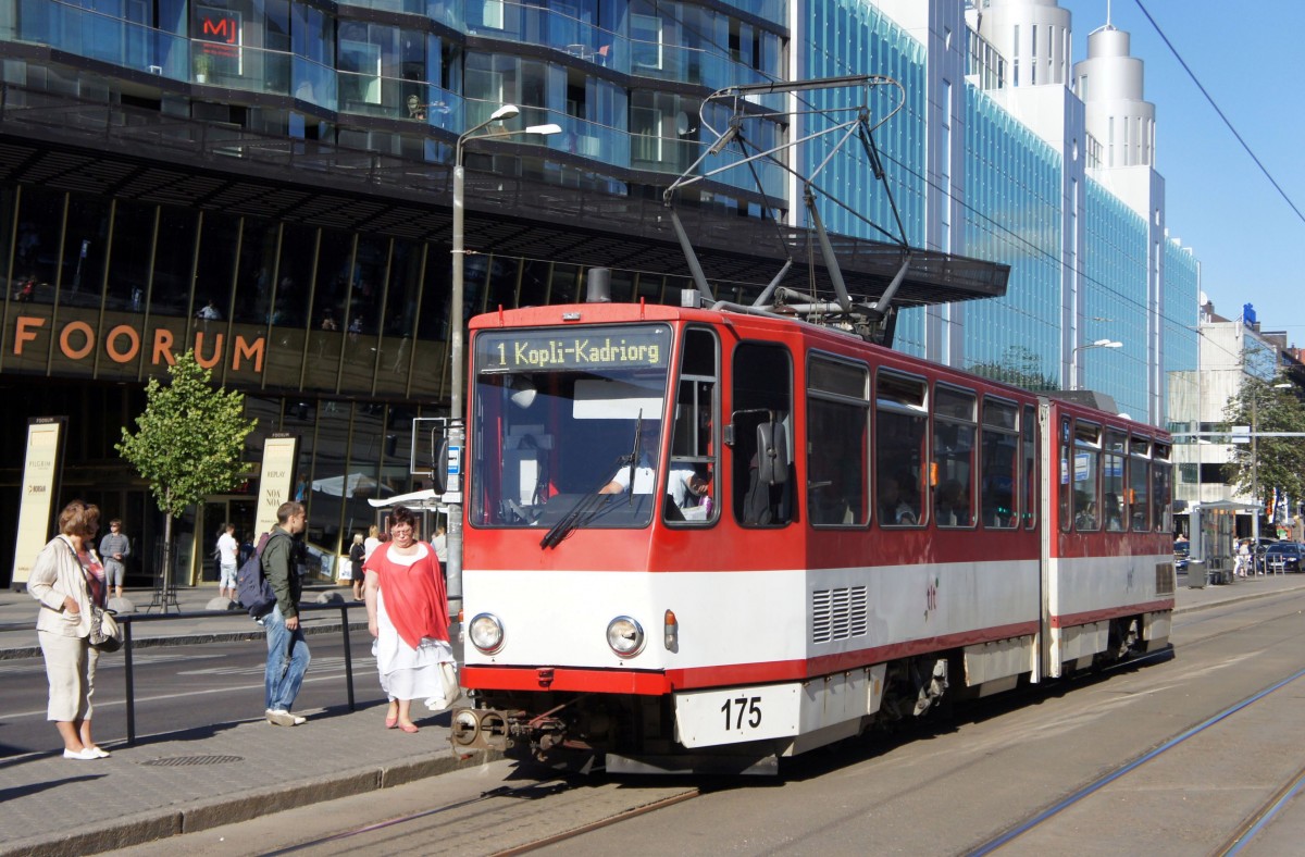 Estland / Straßenbahn Tallinn: KT4D - Wagen 175 (ehemals Erfurt) unterwegs als Linie 1. Aufgenommen im Juli 2013 an der Haltestelle  Hobujaama  in der Stadtmitte von Tallinn.