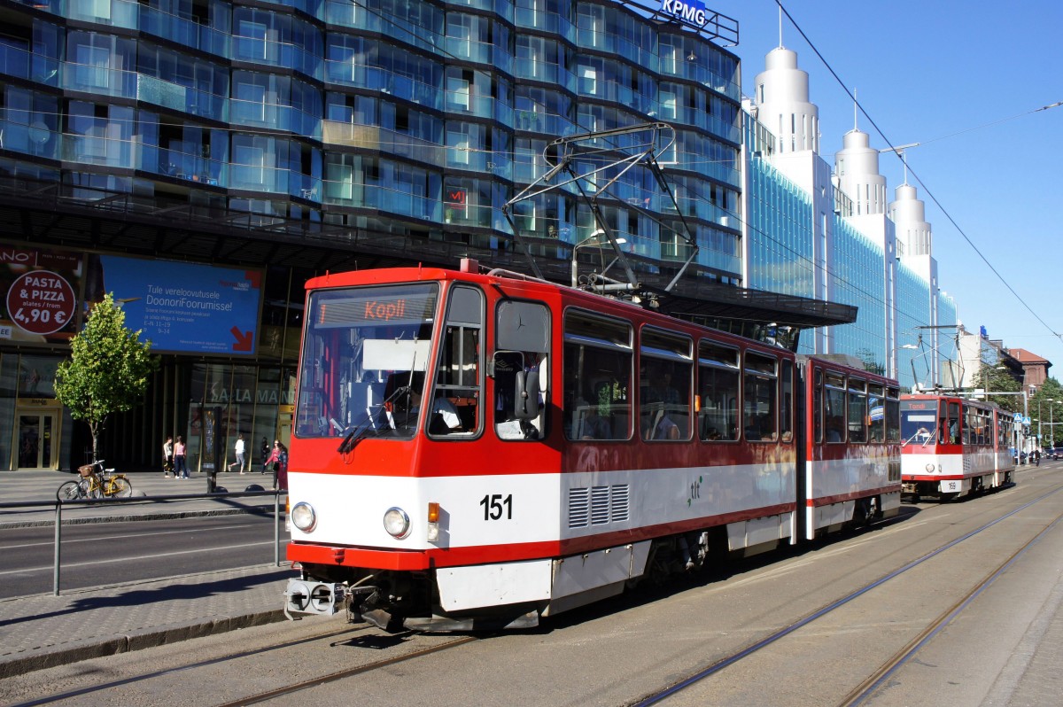 Estland / Straßenbahn Tallinn: KT4D - Wagen 151 (ehemals Erfurt) unterwegs als Linie 1. Aufgenommen im Juli 2013 an der Haltestelle  Hobujaama  in der Stadtmitte von Tallinn.