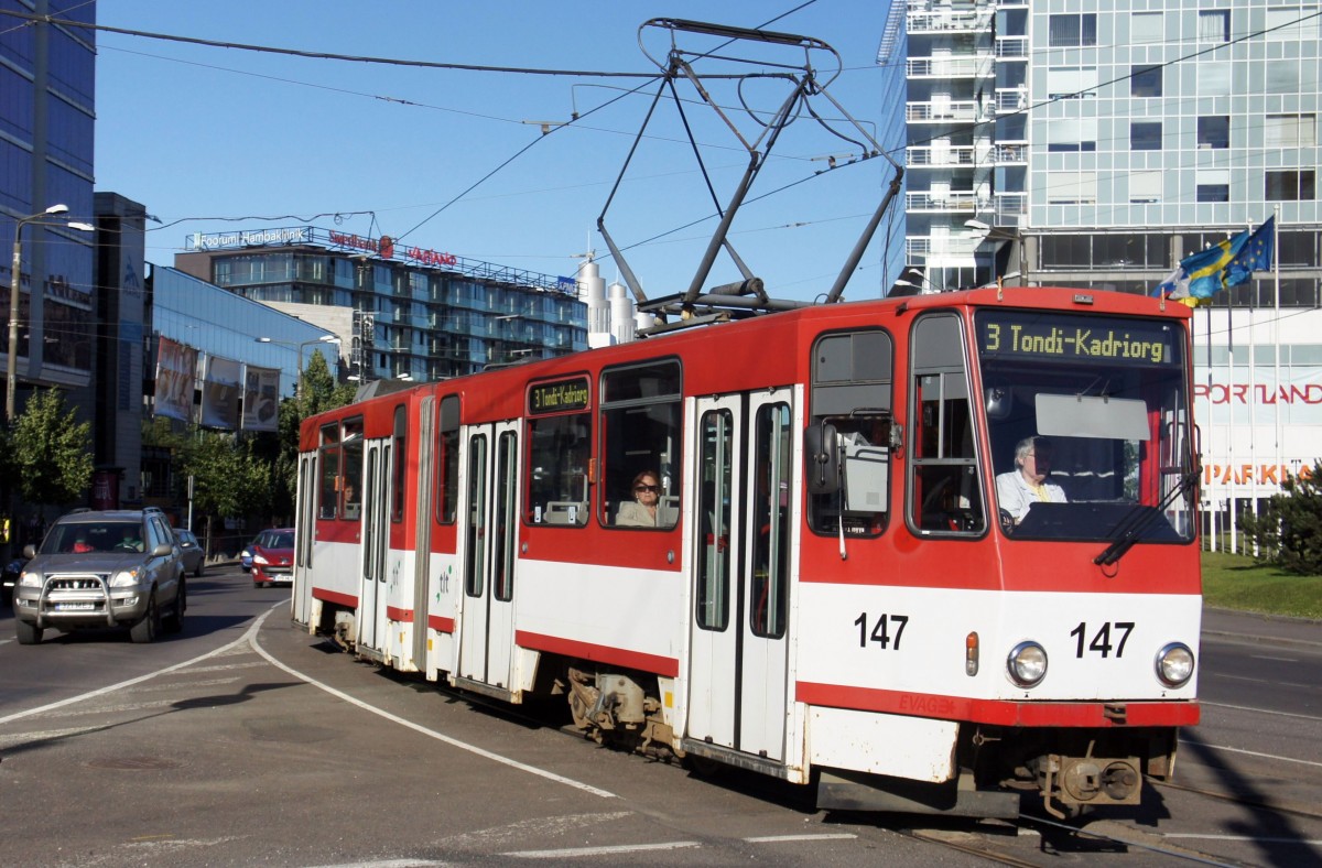 Estland / Straßenbahn Tallinn: KT4D - Wagen 147 (ehemals Erfurt) unterwegs als Linie 3. Aufgenommen im Juli 2013 am Platz  Viru väljak  in der Stadtmitte von Tallinn. 
