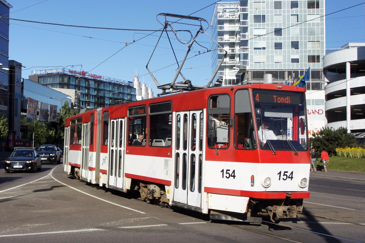 Estland / Straßenbahn Tallinn: KT4D - Wagen 154 (ehemals Erfurt) unterwegs als Linie 4. Aufgenommen im Juli 2013 am Platz  Viru väljak  in der Stadtmitte von Tallinn. 