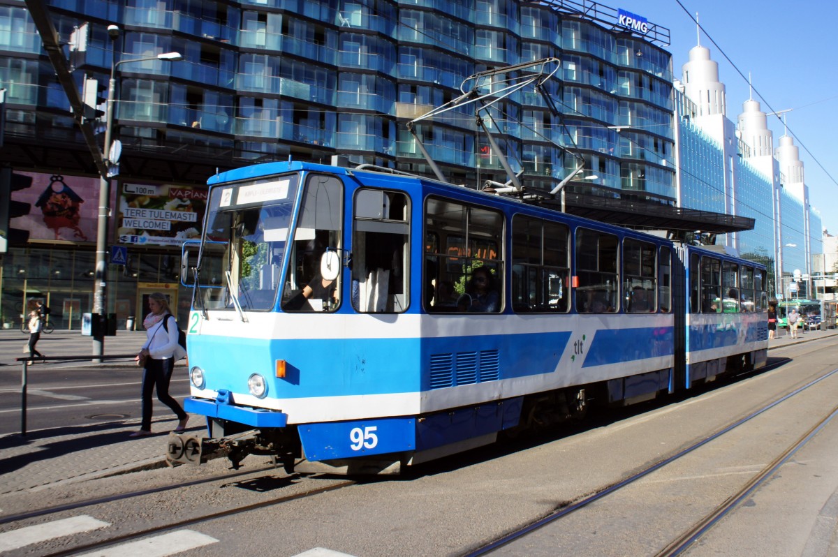 Estland / Straßenbahn Tallinn: KT4SU - Wagen 95 (mit Rollbandanzeige) unterwegs als Linie 2. Aufgenommen im Juli 2013 an der Haltestelle  Hobujaama  in der Stadtmitte von Tallinn.

