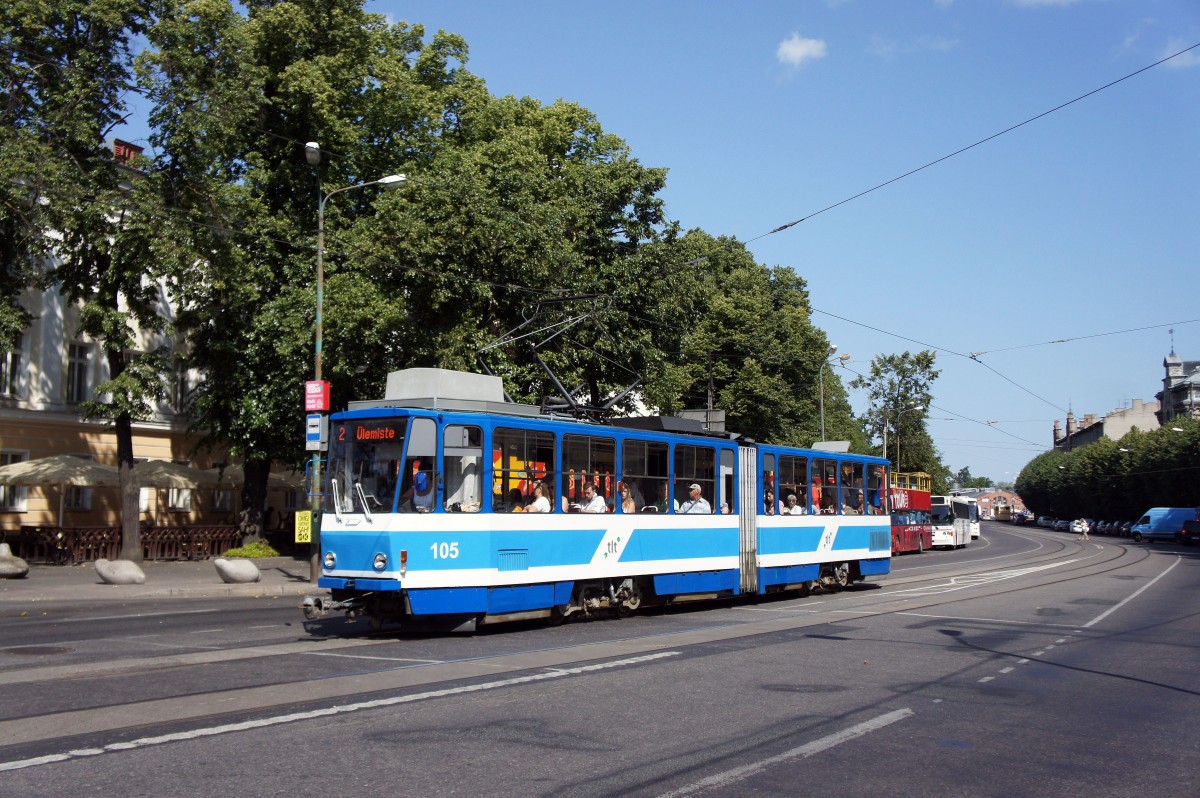 Estland / Straßenbahn Tallinn: KT4SU - Wagen 105 unterwegs als Linie 2. Aufgenommen im Juli 2013 an der Haltestelle  Mere puiestee  in der Stadtmitte von Tallinn.  