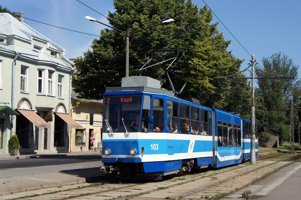 Estland / Straßenbahn Tallinn: KT6T (KTNF6) - Wagen 103 unterwegs als Linie 2. Aufgenommen im Juli 2013 an der Haltestelle  Balti jaam  (Hauptbahnhof) in Tallinn.