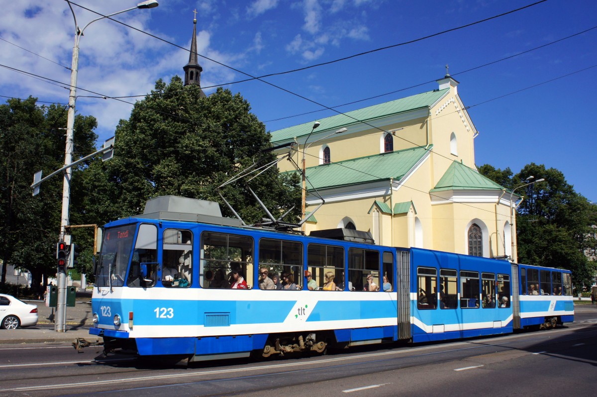 Estland / Straßenbahn Tallinn: KT6T (KTNF6) - Wagen 123 unterwegs als Linie 4. Aufgenommen im Juli 2013 an der Haltestelle  Vabaduse väljak  in der Stadtmitte von Tallinn.