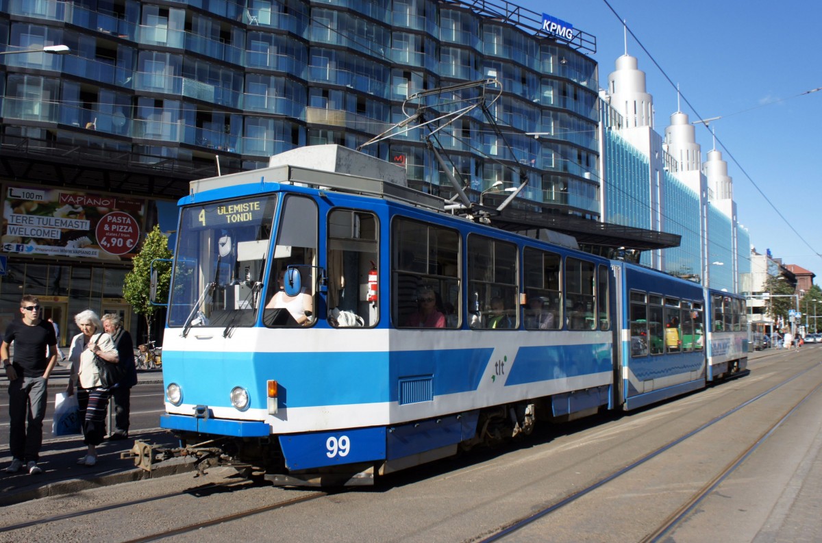 Estland / Straßenbahn Tallinn: KT6T (KTNF6) - Wagen 99 unterwegs als Linie 4. Aufgenommen im Juli 2013 an der Haltestelle  Hobujaama  in der Stadtmitte von Tallinn.