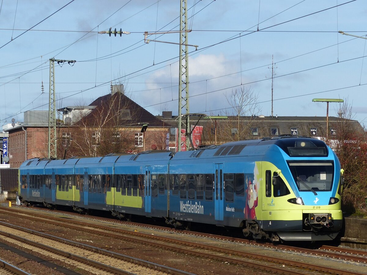 ET 019 der WFB (mit weihnachtlicher Verzierung) abgestellt in Rheine, 13.12.2015