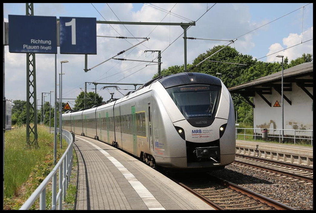 ET 1 440706 der Mitteldeutschen Regional Bahn durchfährt hier aus Hof kommend am 26.6.2021 um 12.46 Uhr den Bahnhof Reuth in Richtung Plauen.