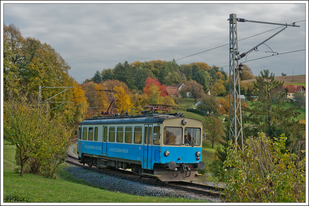ET 1 der StB am 23.10.2021 auf der Fahrt von Bad Gleichenberg nach Feldbach wenige Meter vor der Haltestelle Hofstätten.