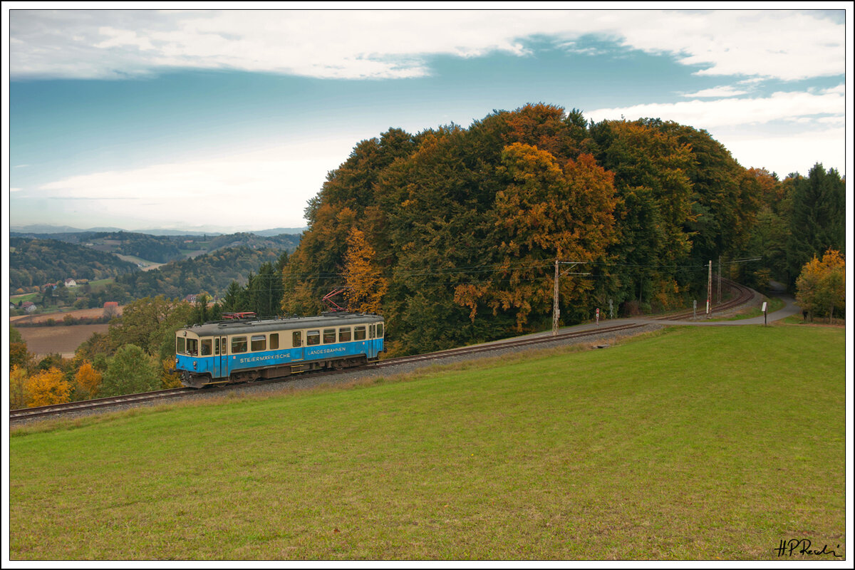 ET 1 der StB am 23.10.2021 von Feldbach auf der Fahrt nach Bad Gleichenberg zwischen den Haltestellen Fischa und Burgfried aufgenommen. 