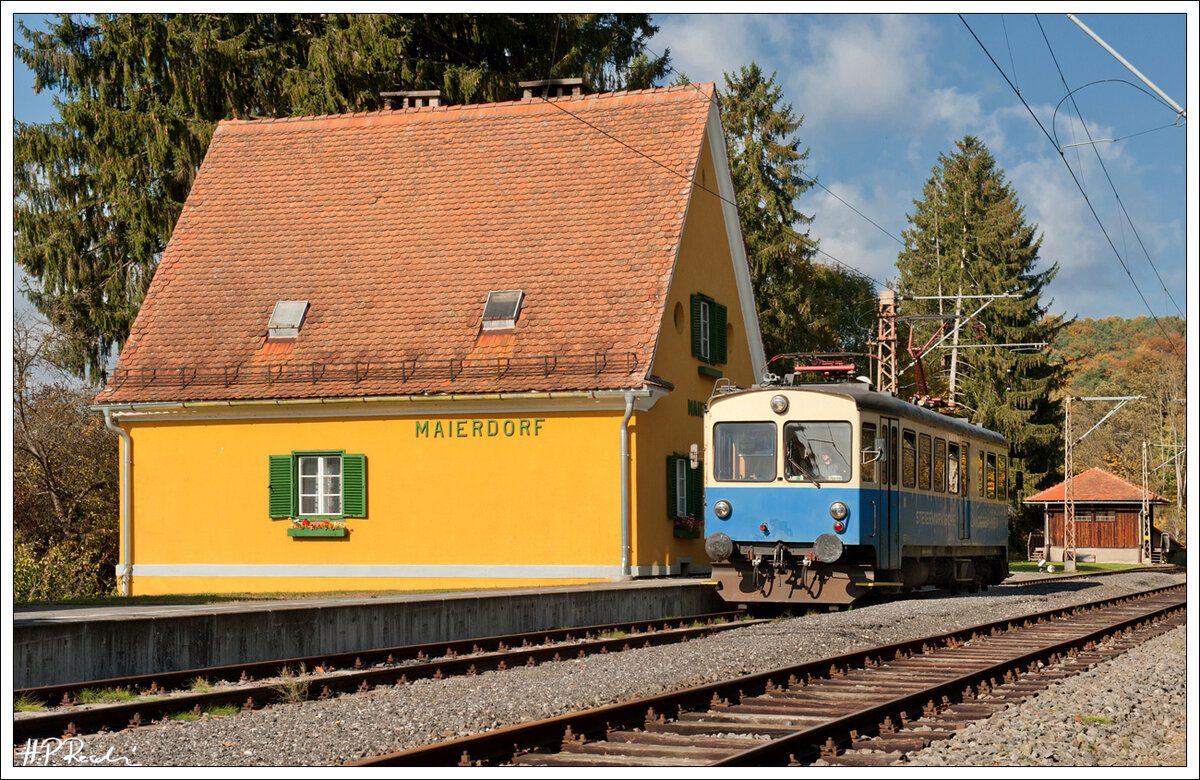 ET 1 der StB am 23.10.2021 von Feldbach auf der Fahrt nach Bad Gleichenberg aufgenommen beim Fotohalt in Maierdorf. 