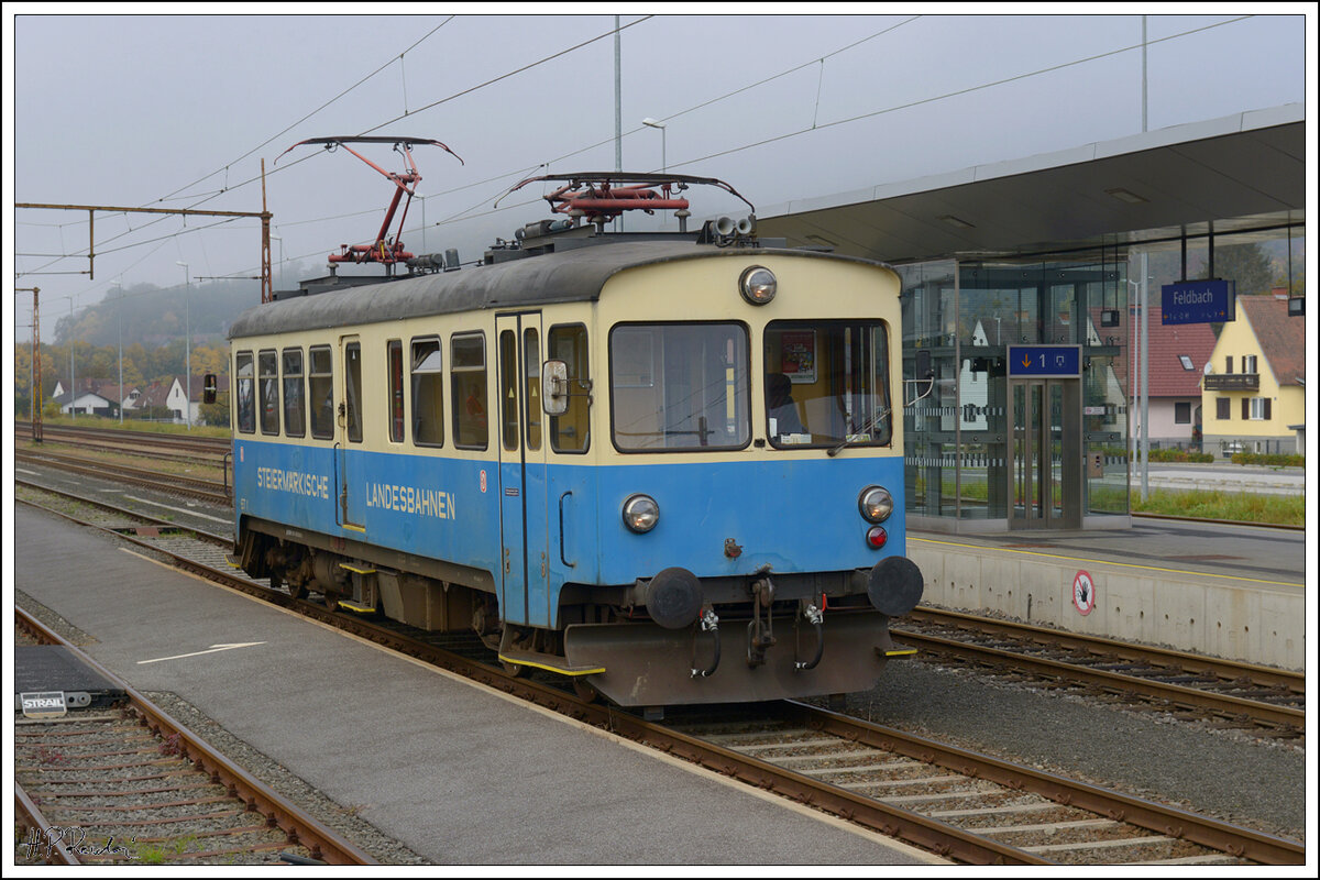 ET 1 der Steiermarkbahn steht am 23.10.2021 als Fotozug nach Bad Gleichenberg abfahrbereit am ÖBB Bahnhof in Feldbach.