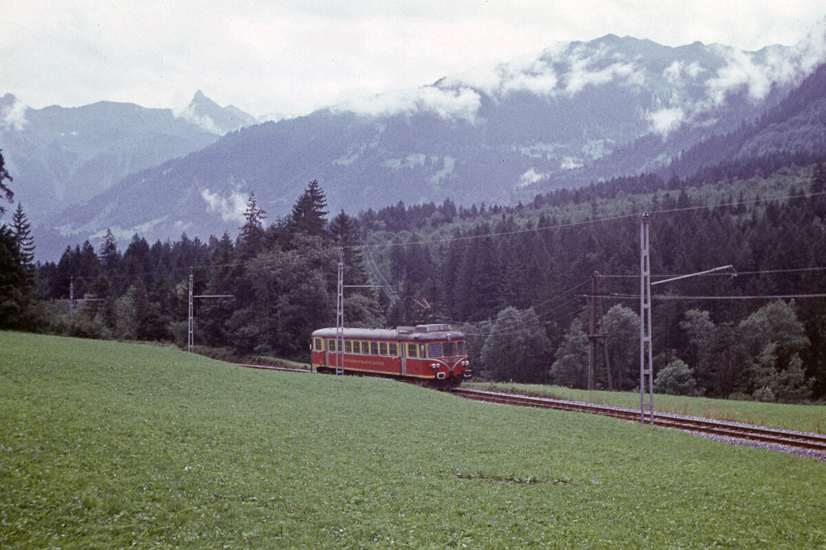 ET 10 103 der Montafonerbahn, bei trübem Wetter unterwegs auf der Stammstrecke von Schruns nach Bludenz, bei St. Anton im Montafon am 12.07.1973. Scanbild 128, Pentor Chrome 18.