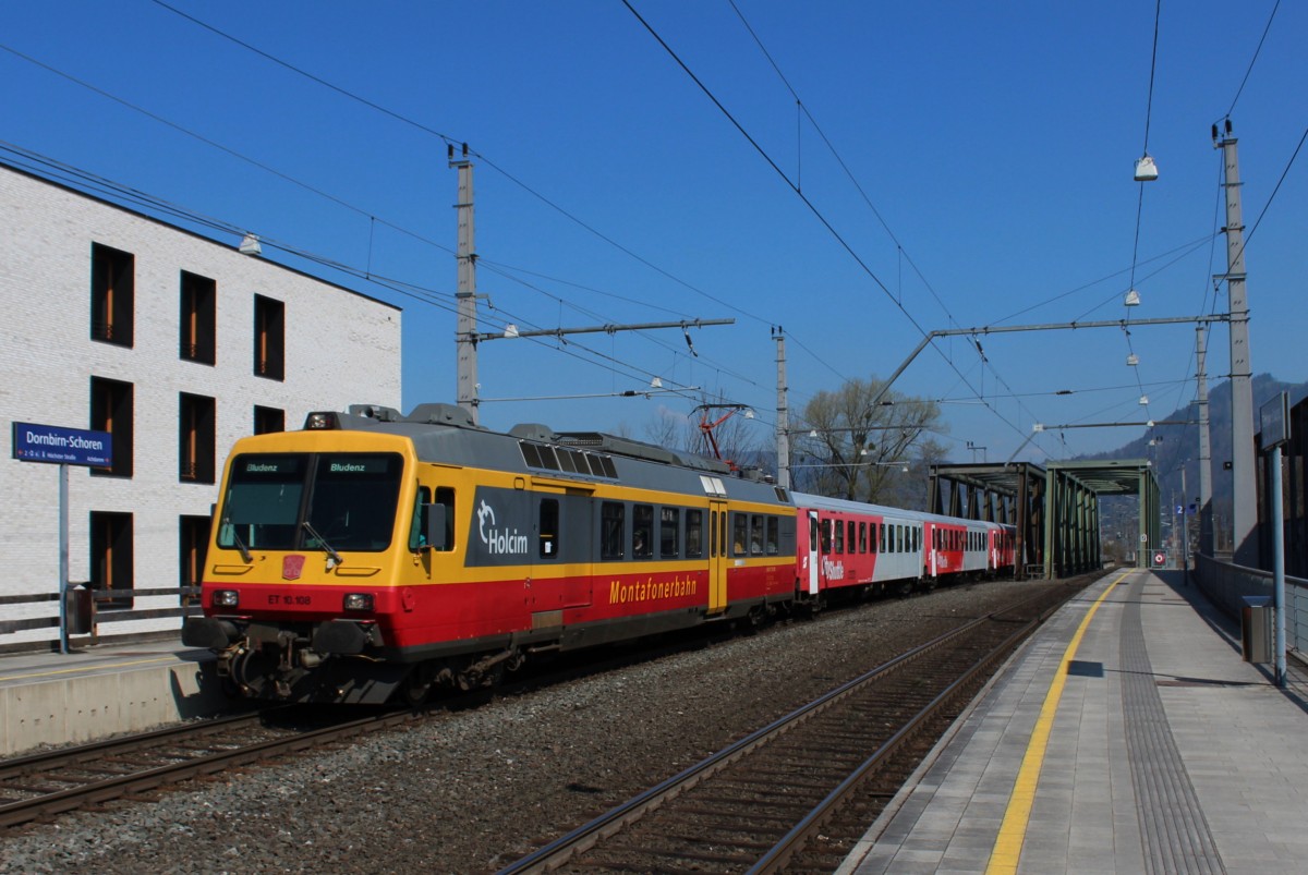 ET 10 108 der Monterfonerbahn mit 3 Cityshuttle-Wagen und einem Steuerwagen der MBS als REX 5581 von Lindau Hauptbahnhof (L) nach Bludenz (B), hier zum sehen bei der Durchfahrt des Haltestellenbereichs Schoren (Hos H2) im Bahnhof Dornbirn (Do); am 28.03.2014