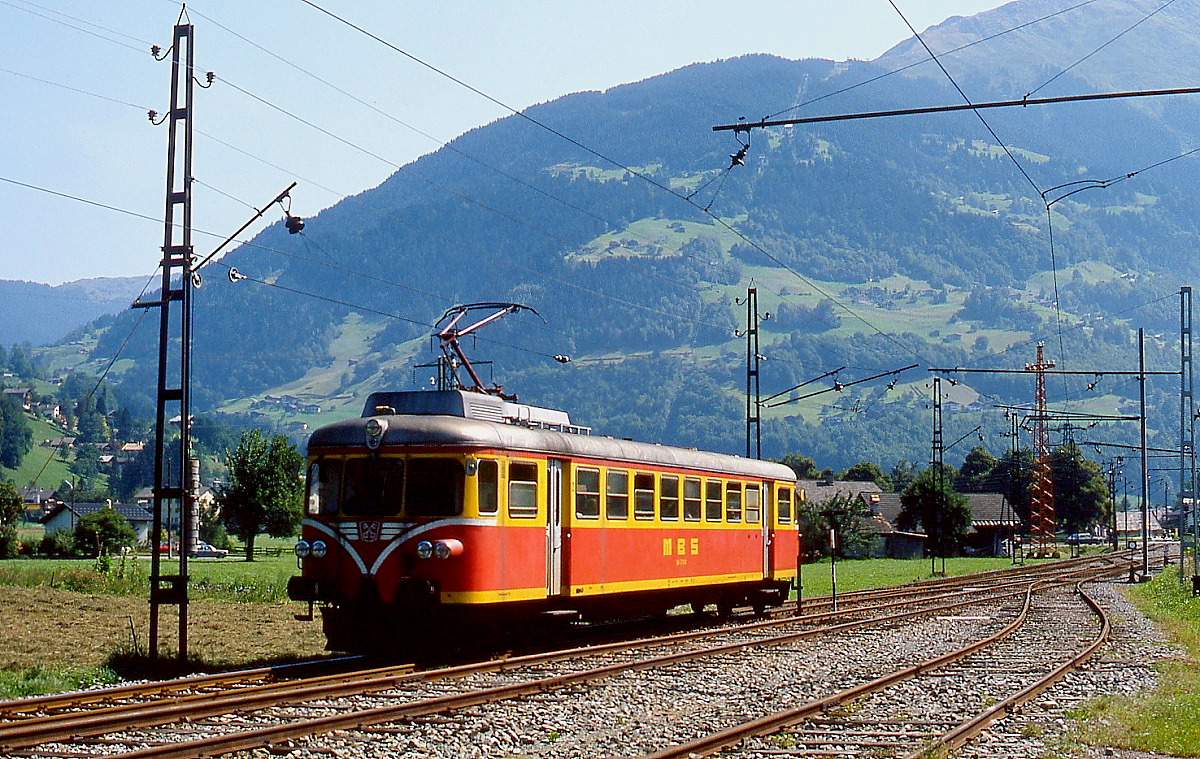 ET 10.103 oder 10.104 der Montafonerbahn (ex DR VT 63 905 und 907) ist im August 1982 bei Tschagguns in Richtung Bludenz unterwegs