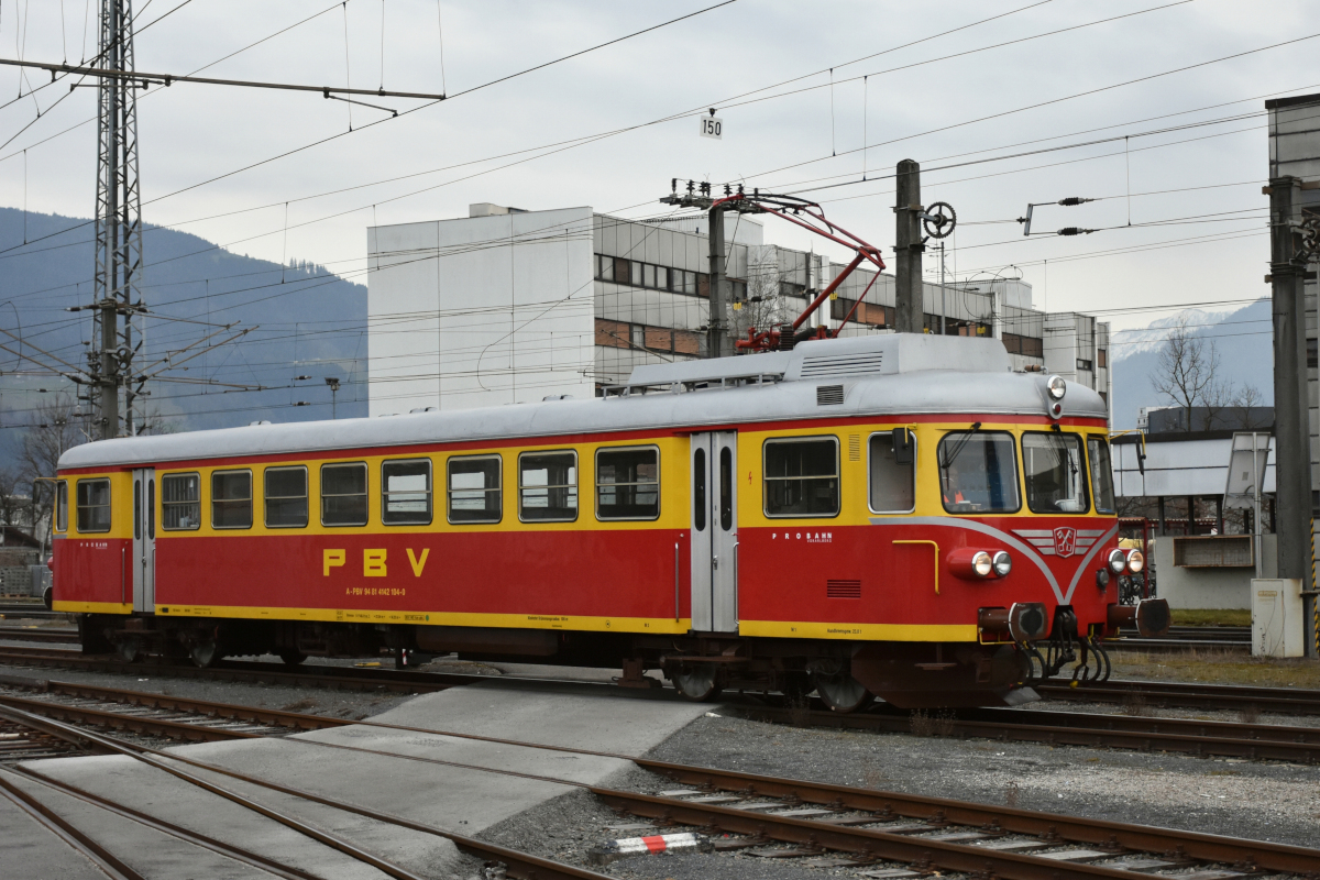 ET 10.104 (ex MBS – Montafonerbahn) von Pro Bahn Vorarlberg (PBV) ist nun offenbar endgültig in Vereinseigentum übergegangen. Die alte Nummer und der Schriftzug MBS sind verschwunden. Nun zieren die Initialen PBV die Flanken, und der Triebwagen hört auf den offiziellen Namen A-PBV 94 81 4142 104-0 (Wolfurt, 24.02.2023).