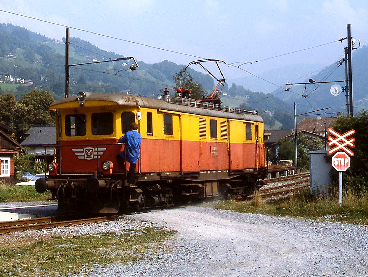 ET 10.106 der Montafonerbahn rangiert im August 1982 in Tschagguns. 1936 von der BBÖ als Gepäcktriebwagen ET 30.002 beschafft und bei der ÖBB als 4060.02 im Einsatz wurde er 1971 an die Montafonerbahn verkauft. 