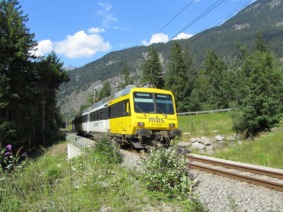 ET 10.107 braust am 17.8.2013 ber eine Waldlichtung zwischen Lorns und St. Anton .
