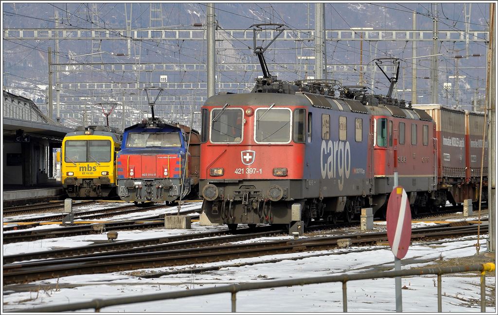 ET 10.121 der ontafonerbahn, Eem 923 und Re 421 397-1 in Buchs SG. (27.01.2016)