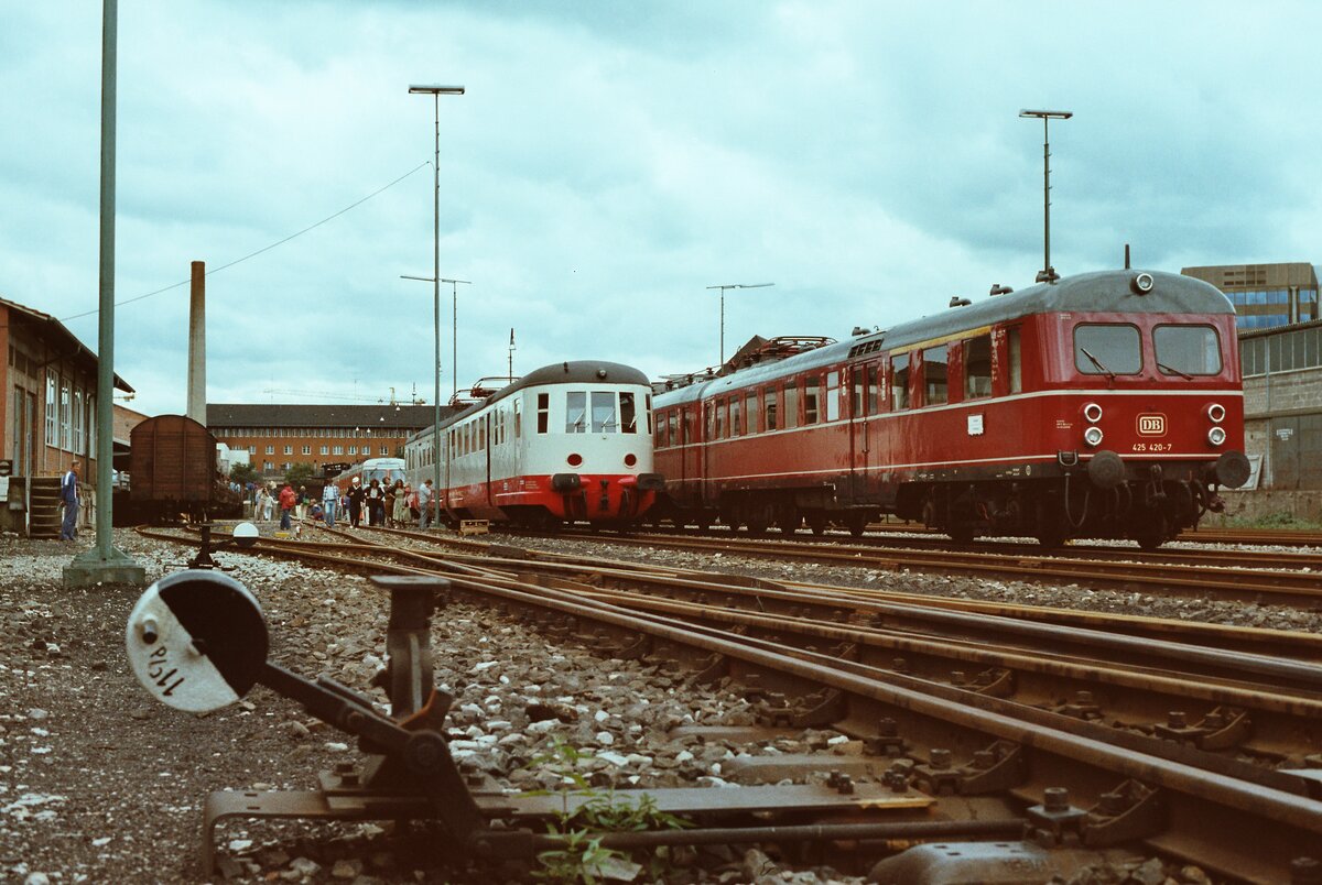 ET 11 01 (DR) und rechts daneben ein Stuttgarter Vorortzug der DB-Baureihe 425 auf dem Areal neben dem Stuttgarter Hauptbahnhof bei einer Feier des BDEF.
Datum: 31.05.1984