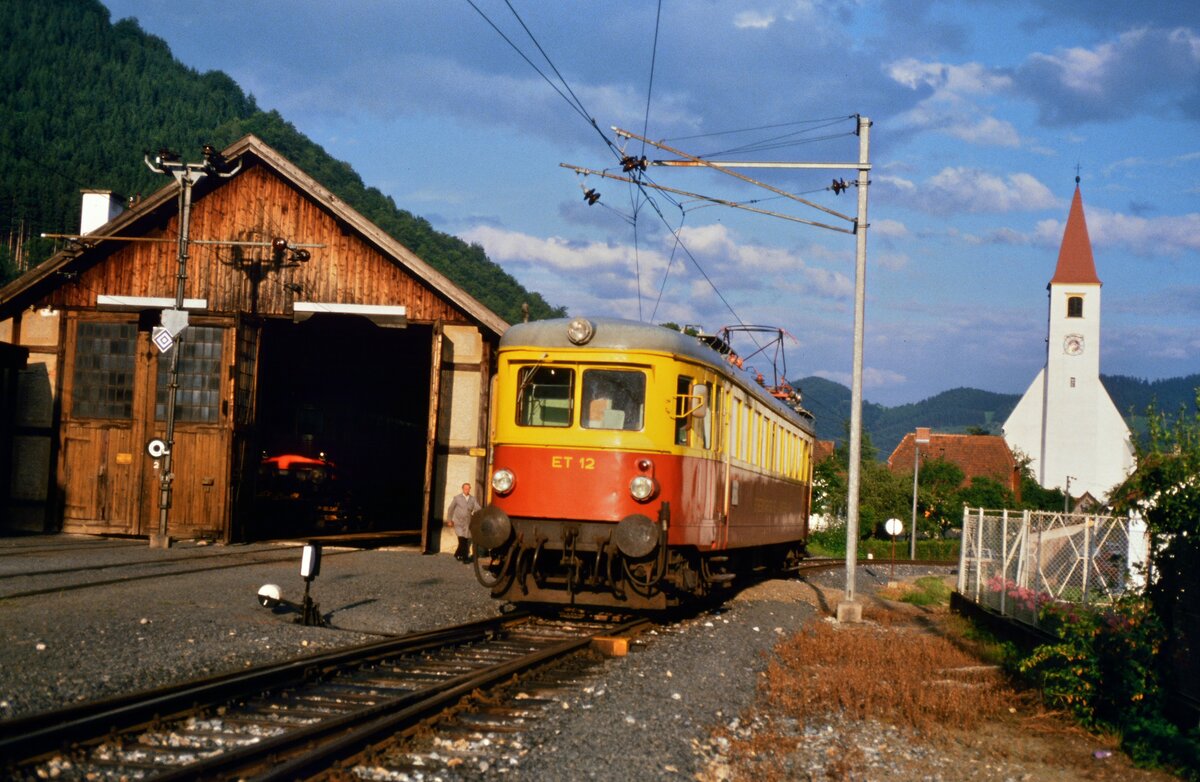 ET 12 der Lokalbahn Peggau-Übelbach vor dem Lokschuppen. Die zwei schnellen und hochwertigen hier eingesetzten ET 11 und ET 12 erwarb die Übelbacherbahn von der ÖBB, sie wurden 1936 gebaut. 