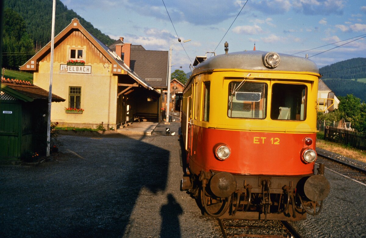 ET 12 der Übelbacherbahn im Bahnhof Übelbach. Der ET war eigentlich überqualifiziert für eine solche Nebenbahn, war er doch sehr schnell und hochwertig.