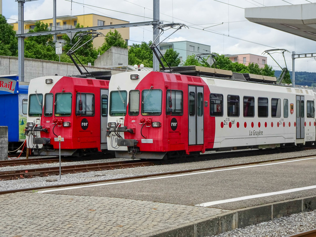 ET 121 und 123 der tpf stehen abgestellt in Bulle, 15.06.2019.
