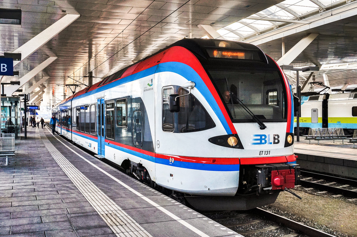 ET 131 der BLB wartet in Salzburg Hbf, auf die Abfahrt als R 3065 nach Straßwalchen.
Aufgenommen am 27.12.2017.