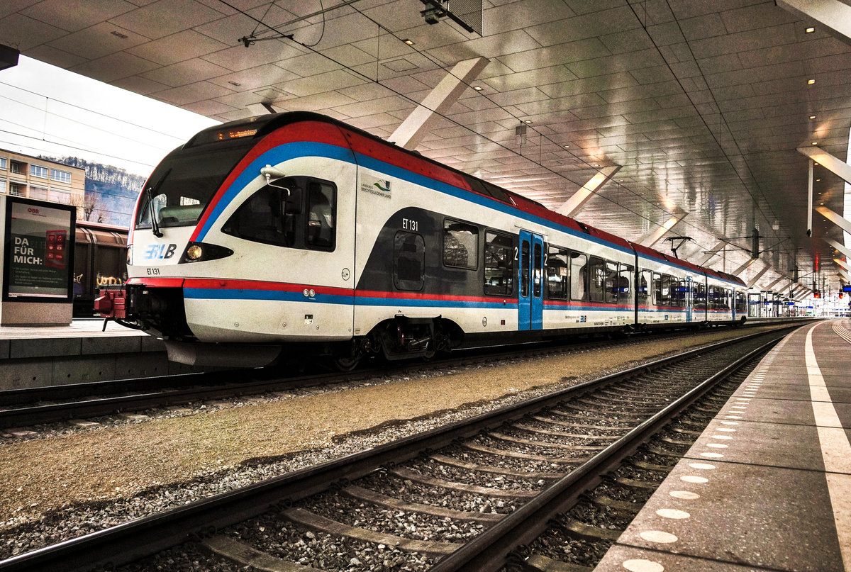 ET 131 wartet in Salzburg Hbf, auf die Abfahrt als R 3061 nach Straßwalchen.
Aufgenommen am 27.12.2017.